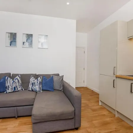 Henry Court 4 *