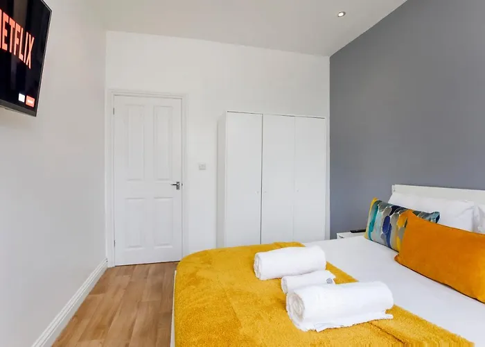 Апартаменты Henry Court 4 *