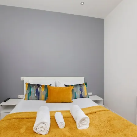 Henry Court 4 *